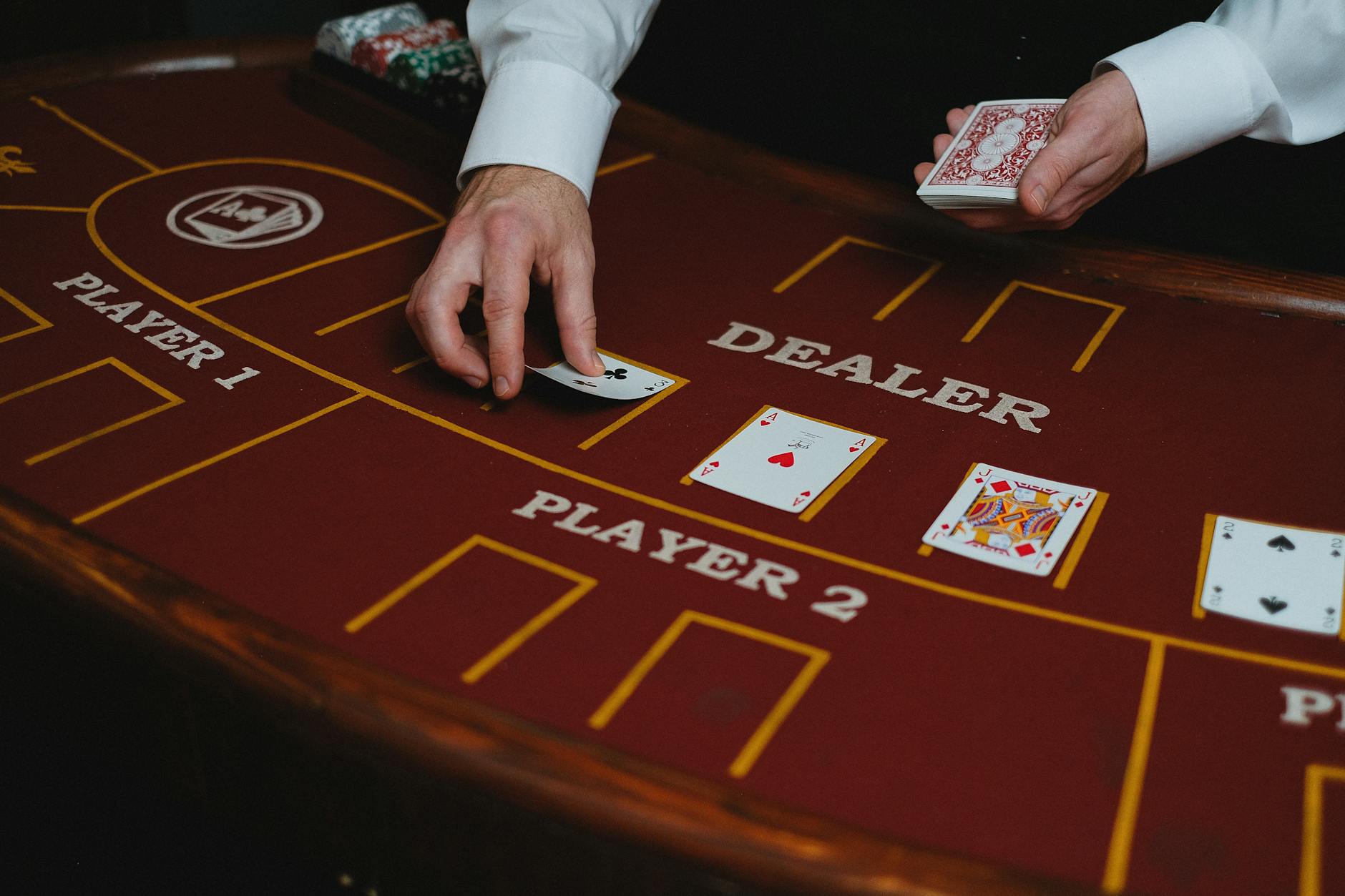 Khung cảnh bàn casino gợi liên tưởng giữa baccarat và blackjack