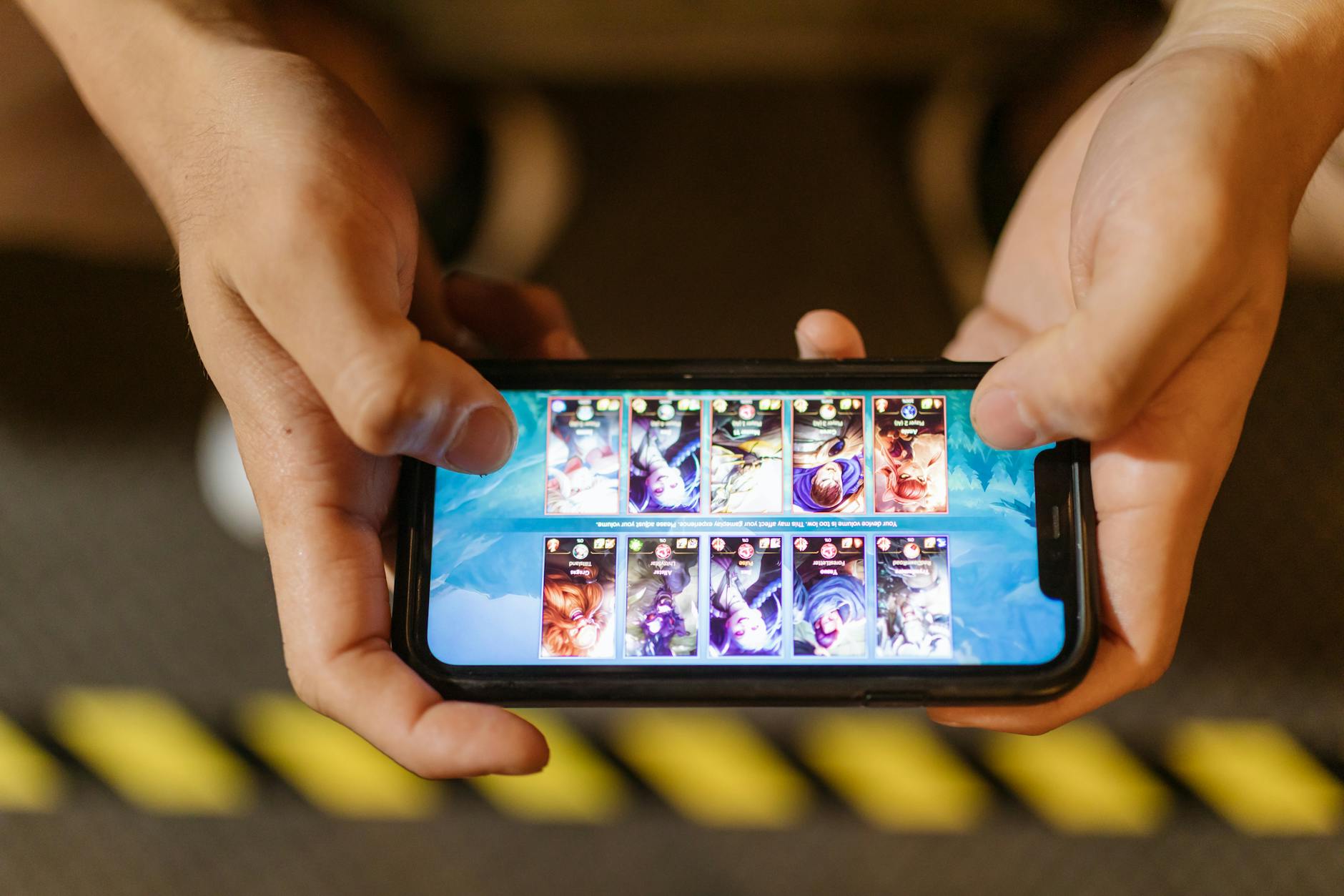Người chơi sử dụng điện thoại để tham gia game bài trực tuyến