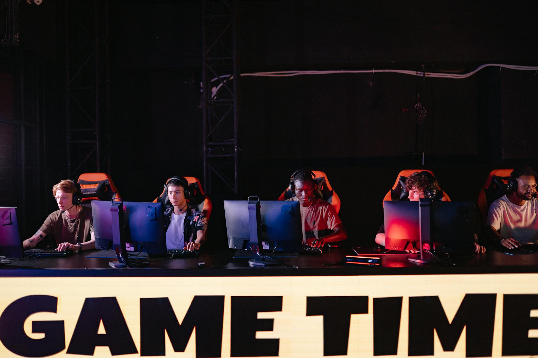 Trận đấu e-sport chuyên nghiệp đang diễn ra trên sân khấu thi đấu