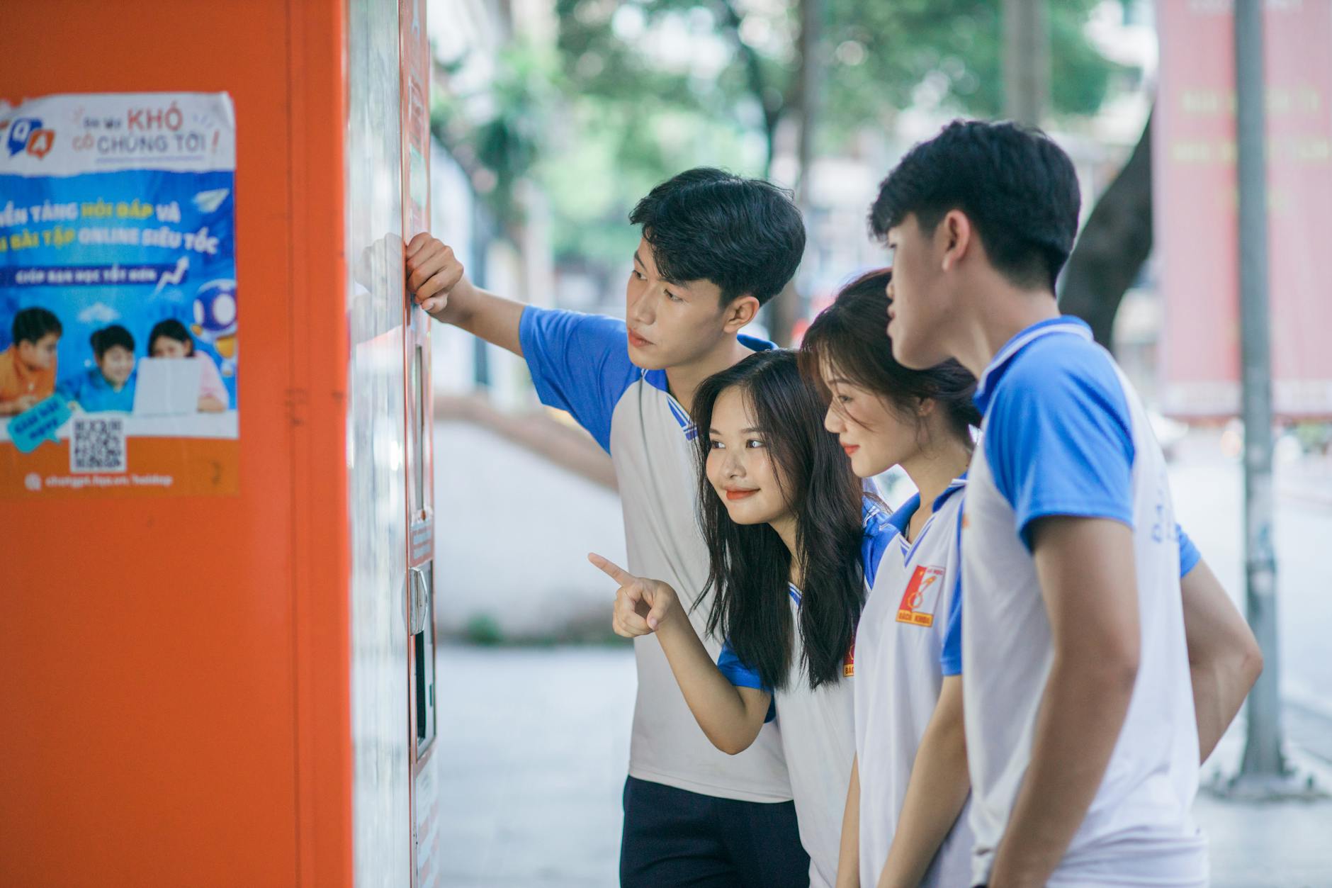 Bảng số Keno với một nhóm số được đánh dấu theo cách chọn đơn giản