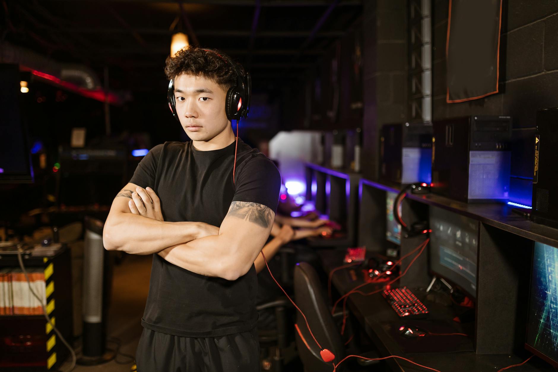 Khung cảnh thi đấu e-sport chuyên nghiệp với hai đội đối đầu trên sân khấu